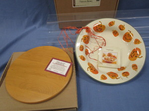 lot 9 image: Longaberger Bowl & Round