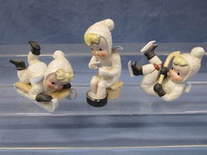 lot 34 image: Ceramic Snowy Kids
