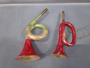 lot 61 image: Blown Glass Vintage Horns