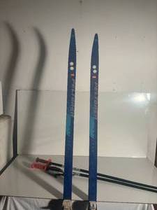 lot 6 image: Skis and non matching ski poles