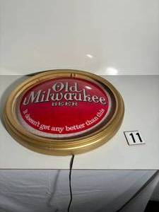 lot 11 image: Old Milwaukee Lighted Beer Sign