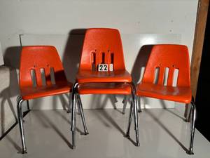 lot 22 image: 4 child size Chairs