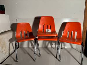 lot 24 image: 4 Small child size Chairs