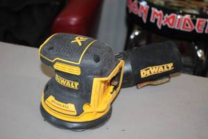 lot 16 image: DeWalt 20V Random Orbit Palm Sander DCW210