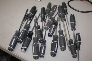 lot 33 image: Lot of (20) Husky Assorted Screwdrivers