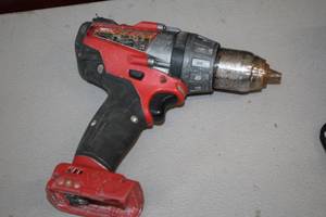 lot 24 image: Milwaukee 12 Cordless Drill Driver