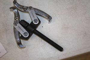 lot 50 image: Husky 2-jaw Reversible Puller