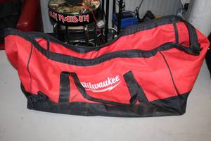 lot 83 image: Milwaukee 24 Tool Bag