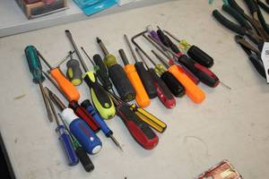 lot 54 image: Lot of (28) Assorted Screwdrivers