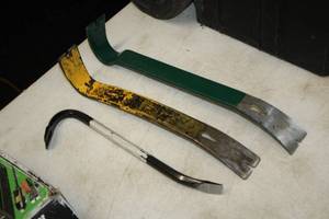lot 75 image: Lot of (3) Assorted Pry BarsFlat Bars