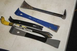 lot 74 image: Lot of (5) Assorted Pry BarsFlat Bars