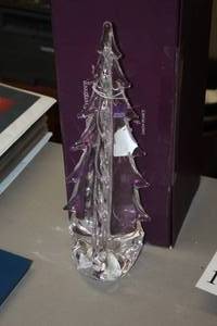 lot 106 image: Simon Pearce The Vermont Evergreen Crystal Christmas Tree Table Dcor