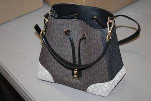lot 164 image: Michael Kors Womens Hand Bag with Clutch