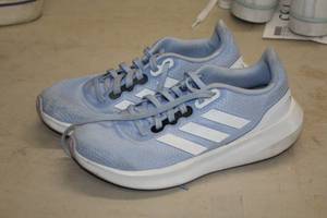 lot 182 image: Size 7 Womens Shoes