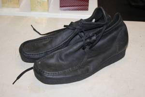 lot 188 image: Clarks Size 10-12 Mens Black Leather Shoes