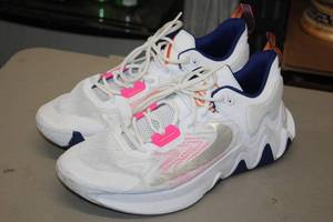 lot 195 image: Nike Size 11 Womens Shoes
