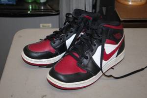 lot 197 image: Nike Size 6-12 Youth Shoes