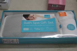 lot 248 image: Airia Luxury Bath Spa Gift Set