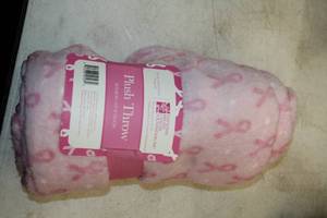 lot 253 image: North Point Plush Throw 50x60