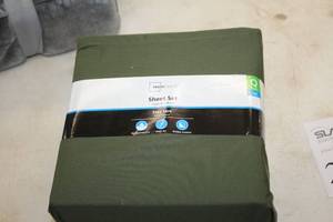 lot 252 image: Mainstays Easy Care Sheet Set