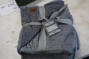 lot 254 image: Better Homes & Gardens Oversized Sherpa Throw 50x70