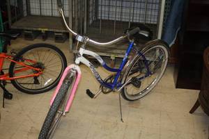 lot 1182 image: Huffy Surf Side 22 Womens Street Bike 19 BlueWhite Frame