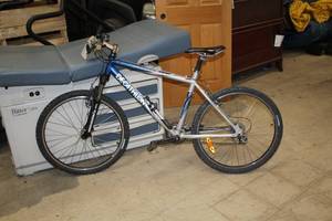 lot 1180 image: Decathalon 22 Mens Trail Bike 20 SilverBlue Frame