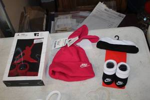 lot 352 image: Lot of (3) Assorted Nike Hat and Bootie Sets