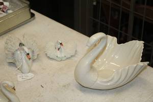 lot 327 image: Lot of (3) Assorted Collectors Decorative Swans