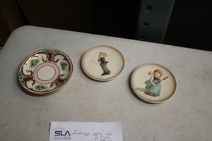 lot 340 image: Lot of (3) Decorative Collectors Plates - First Edition M.J. Hummel Little Homemakers, Third Edition M.J. Hummel Little Music Makers, Italy 947