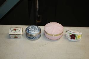 lot 337 image: Lot of (4) Assorted Collectors Containers