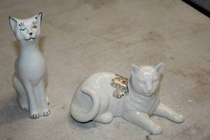 lot 335 image: Lot of (2) Collectors Cat Figurines