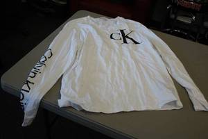 lot 381 image: Calvin Klein Size Large Long Sleeve Shirt
