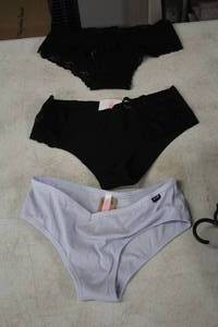 lot 401 image: Lot of (3) Size Medium Womens Underwear