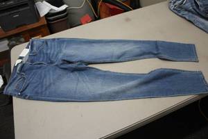 lot 405 image: H&M Size 12 Womens Skinny Regular Waist Jeans