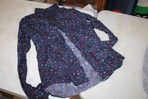 lot 417 image: Size Medium Womens Long Sleeve Shirt