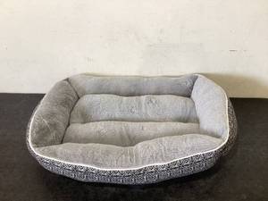 lot 549 image: Vibrant Life Lounger Pet Bed, Large, 30 x 27