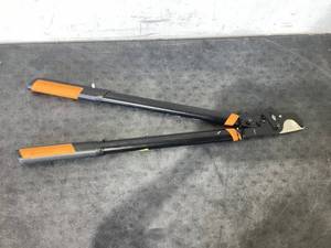 lot 550 image: Fiskars PowerGear2 UltraBlade Lopper, 32