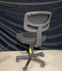 lot 370 image: Mainstays Mesh Task Chair with Plush Padded Seat