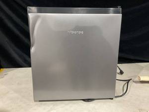 lot 377 image: Hisense 1.6 Cu ft Compact Refrigerator
