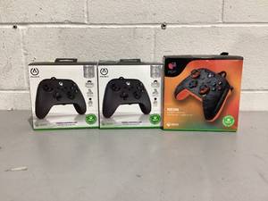 lot 605 image: LOT OF 3 XBOX Wired Controllers