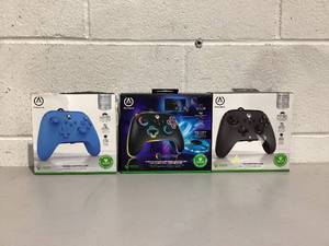 lot 584 image: LOT OF 3 XBOX Wired Controllers