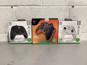 lot 586 image: LOT OF 3 XBOX Wired Controllers