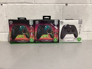 lot 587 image: LOT OF 3 XBOX Wired Controllers