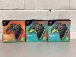lot 593 image: LOT OF 3 XBOX Wired Controllers