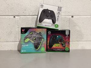 lot 594 image: LOT OF 3 XBOX Wired Controllers