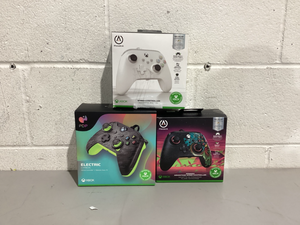 lot 595 image: LOT OF 3 XBOX Wired Controllers