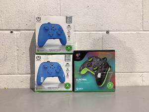 lot 599 image: LOT OF 3 XBOX Wired Controllers
