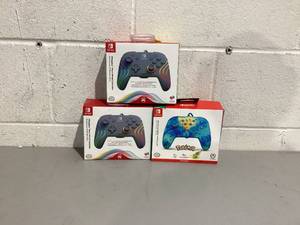 lot 604 image: LOT OF 3 Wireless Game Controllers for Nintendo Switch