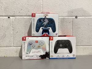 lot 673 image: LOT OF 3 Nintendo Swith Controllers